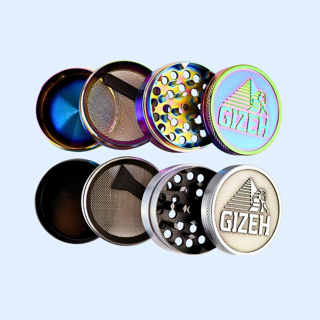Geöffneter GIZEH Metal Grinder Icy/Silver – 4‑teiliges Design mit Mahlkammer, Sieb und Auffangfach für Pollen