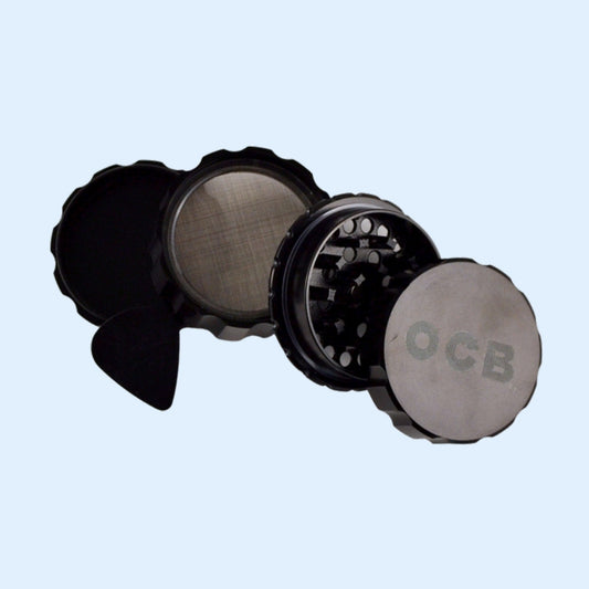 OCB Premium Grinder Schwarz geöffnet – Deckel, Mahlkammer, Sieb, Pollenfach und Schaber