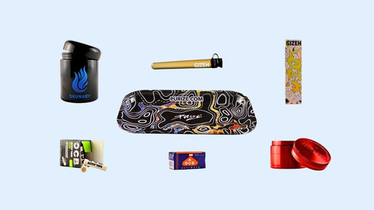 Headshop Sortiment mit Grinder Papers Filtern Trays und Zubehör in hochwertiger Anordnung