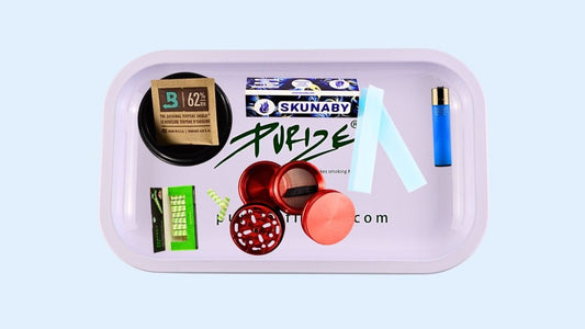 Kiffer Setup zuhause mit Drehtablett Grinder Papers Filtern und Storage