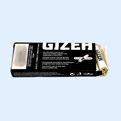 Anwendung GIZEH Aktivkohlefilter 8 mm 10er Box – Filter sichtbar im Einsatz beim Drehen & Selbstgedrehten