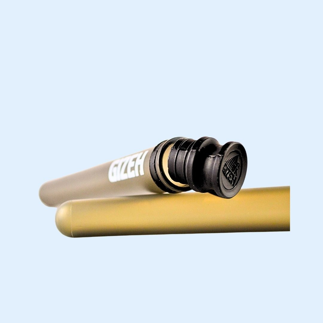 Detailaufnahme GIZEH Joint Tube King Size – wasserabweisender Kunststoff mit Gummi‑Verschluss und Sicherheitsring