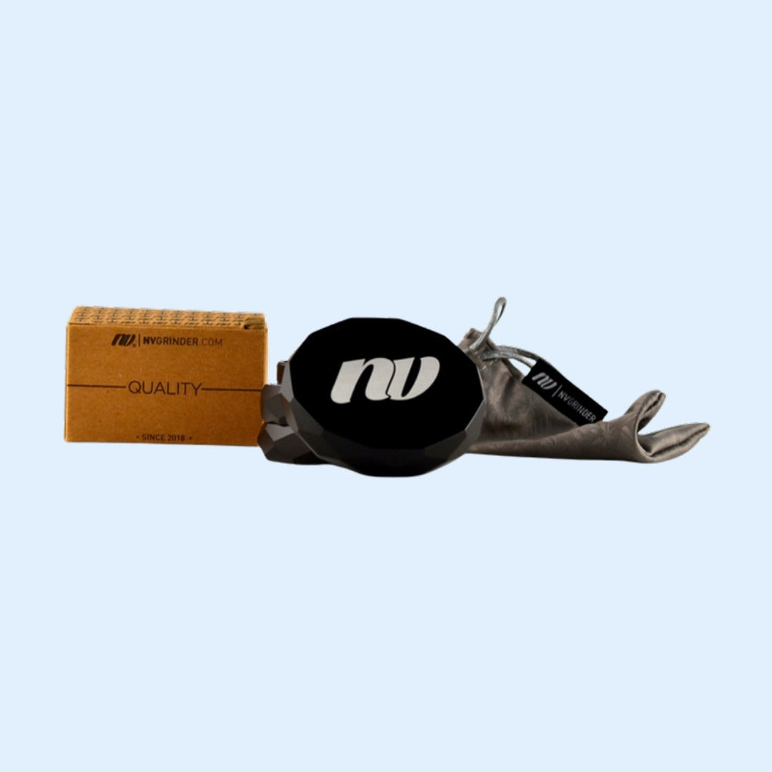 NV Grinder Pyramid Schwarz mit Verpackung und Stoffbeutel