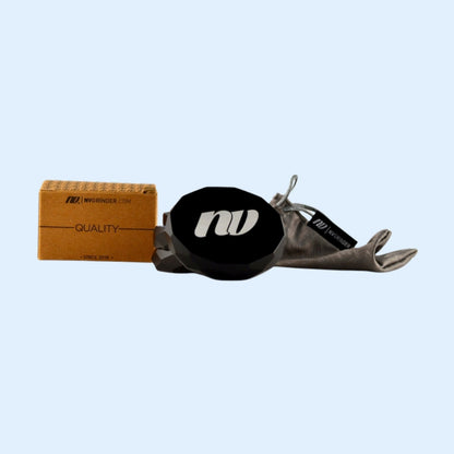 NV Grinder Pyramid Schwarz mit Verpackung und Stoffbeutel