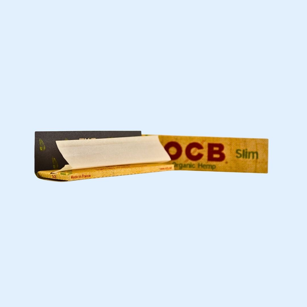 OCB Organic Hemp King Size Papers beim Rollen – natürliche Hanfpapers