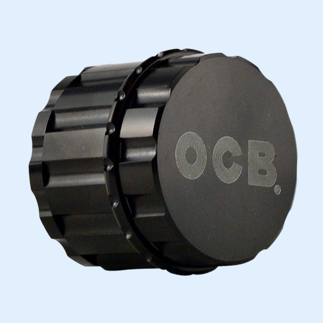 OCB Premium Grinder 4-teilig Schwarz – geschlossen mit OCB-Logo