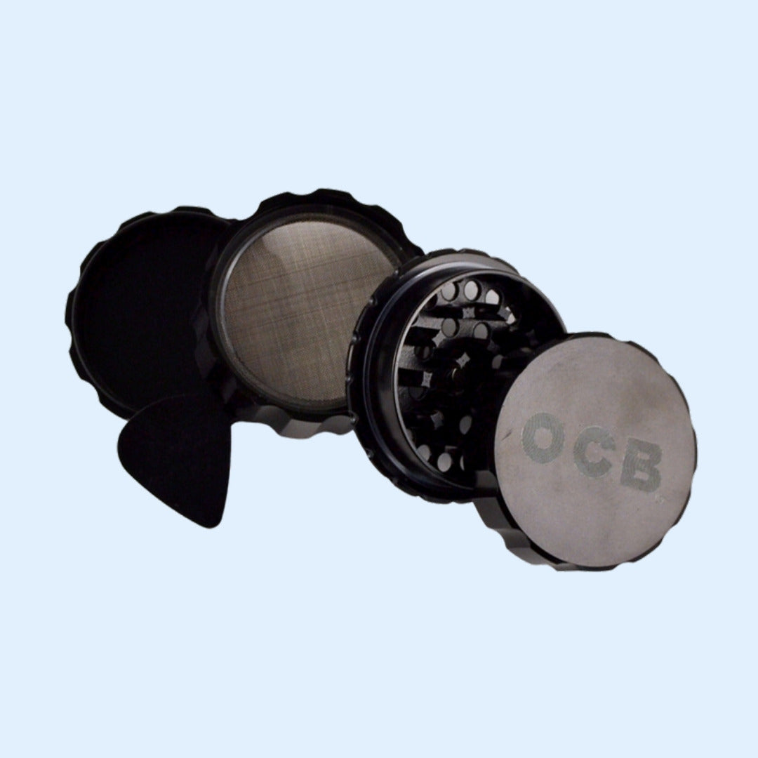 OCB Premium Grinder Schwarz geöffnet – Deckel, Mahlkammer, Sieb, Pollenfach und Schaber