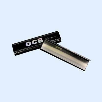 CB Premium King Size Papers beim Rollen – klassische Slow Burn Papers