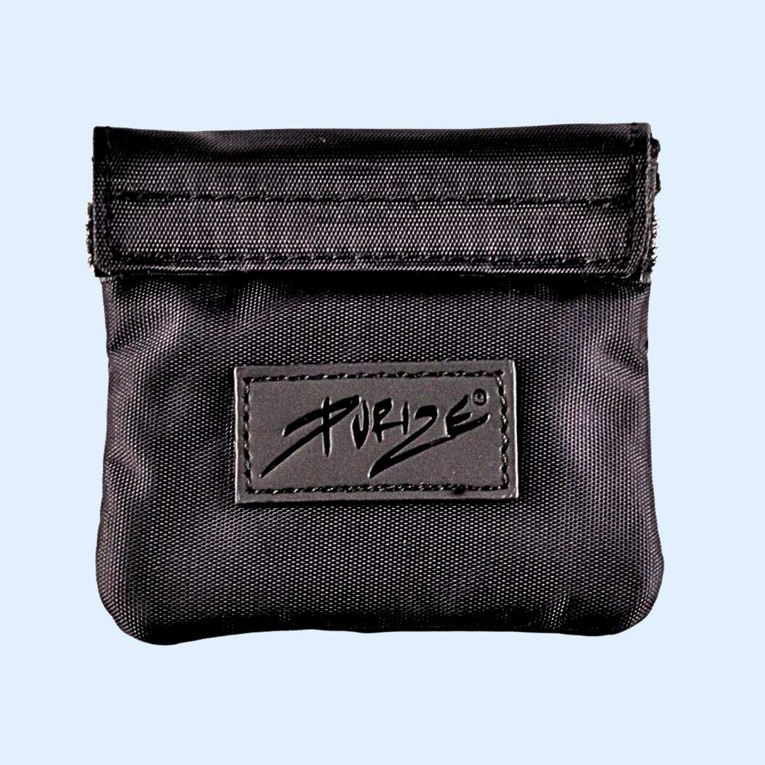 Detailaufnahme PURIZE Smell‑Proof Bag XS – luftdichtes Material, Aktivkohle‑Futter zur Geruchskontrolle