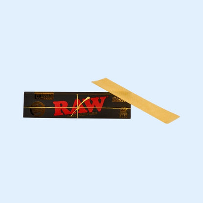 RAW Black Classic Papers King Size beim Rollen – Stoner Lifestyle Zubehör