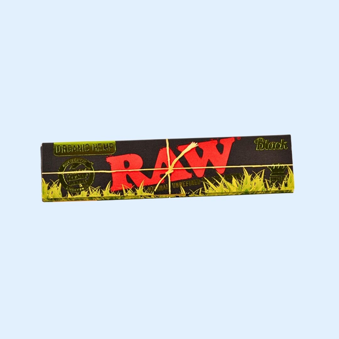 RAW Black Organic Hemp Papers King Size beim Rollen – organische Slow Burn Papers
