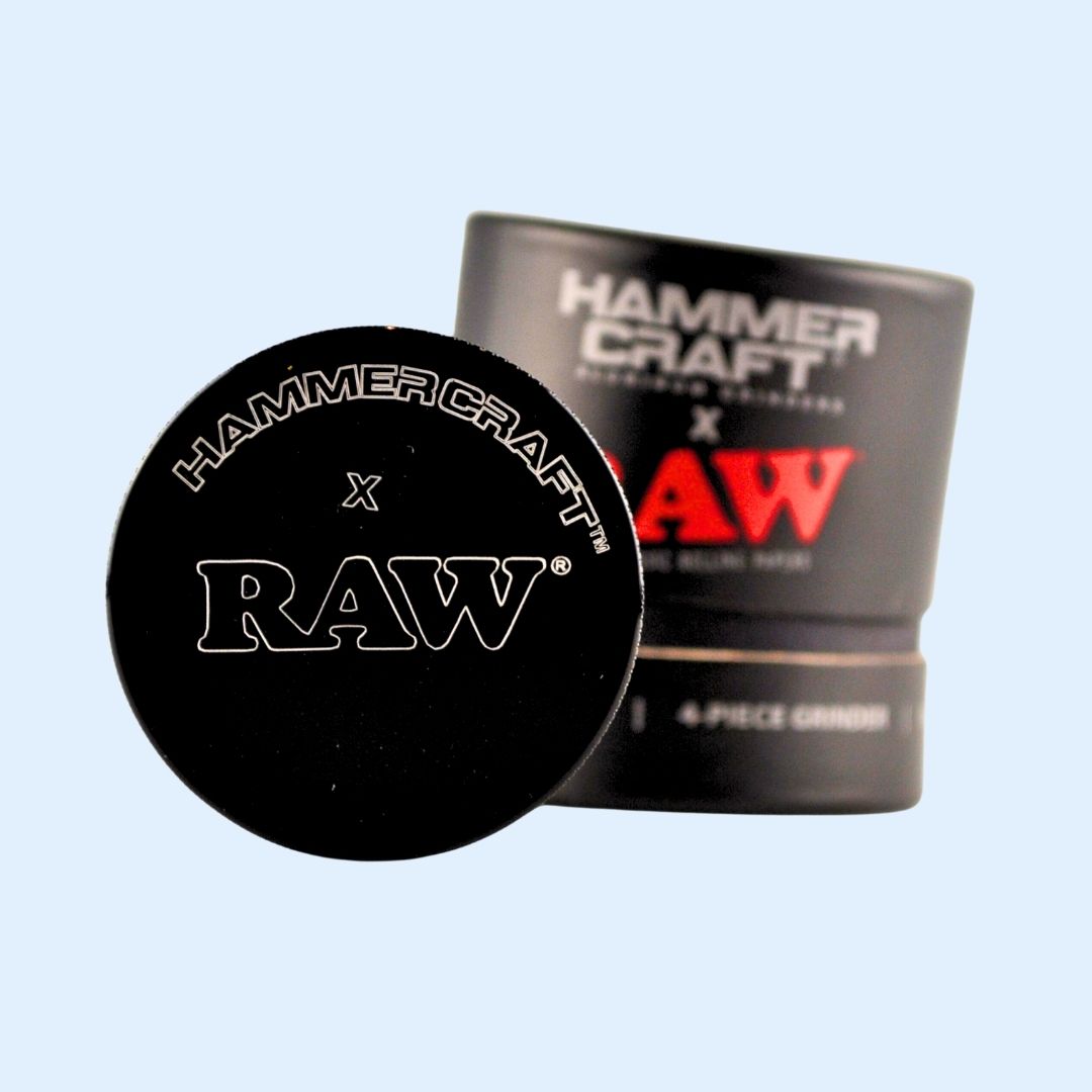 Detailaufnahme RAW x Hammercraft Grinder Black – präzise Mahlzähne, Magnetdeckel und hochwertiges Finish