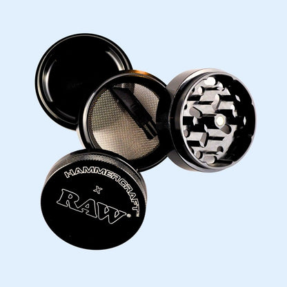 Geöffneter RAW x Hammercraft Grinder Black – Einblick in Mahlammer, Sieb und Pollenfach für maximale Ausbeute