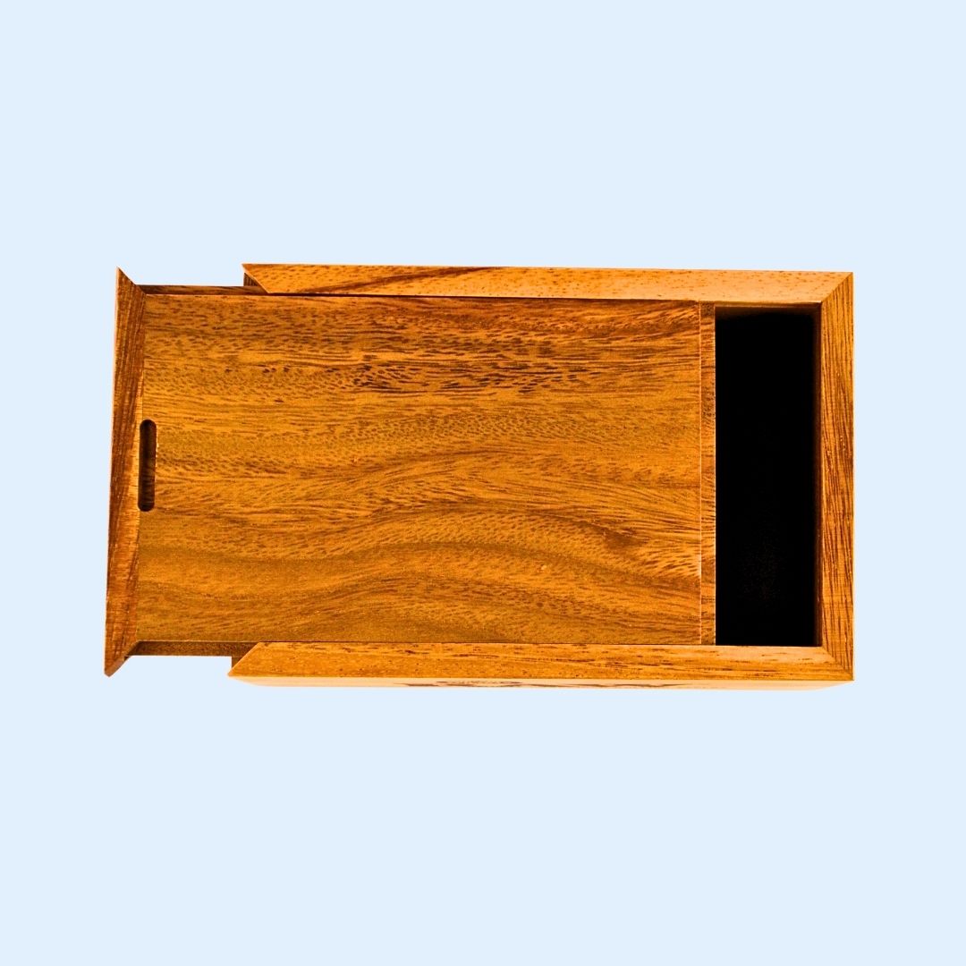 Detailaufnahme RAW Slide Box Acacia Wood – Naturholz, Magnetverschluss, perfekt für Papers, Filter und Zubehör