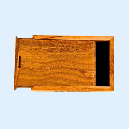 Detailaufnahme RAW Slide Box Acacia Wood – Naturholz, Magnetverschluss, perfekt für Papers, Filter und Zubehör