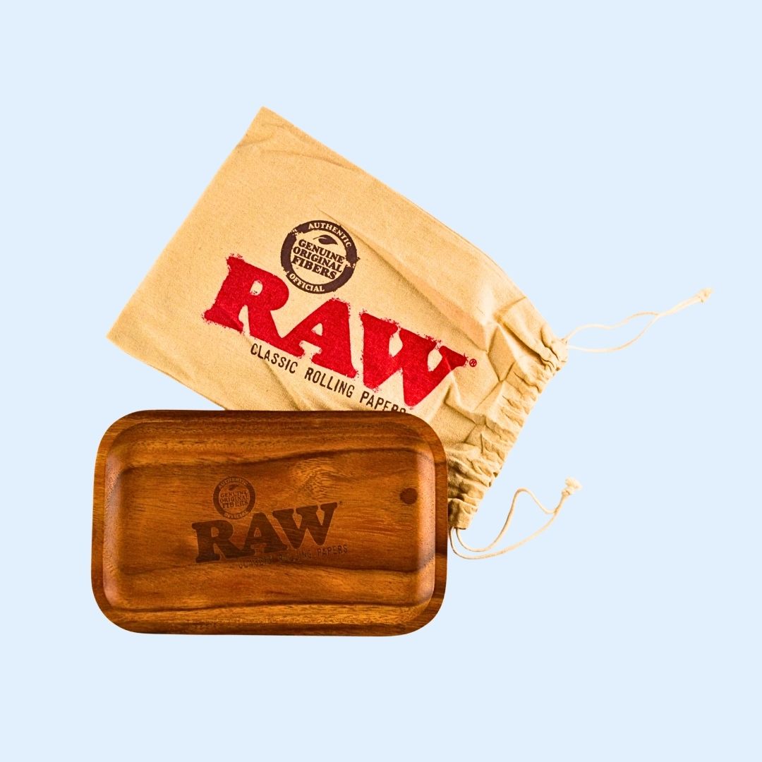 Anwendungsbild RAW Wooden Rolling Tray – stabile Bauunterlage für Papers, Filter und Co im Headshop‑Lifestyle