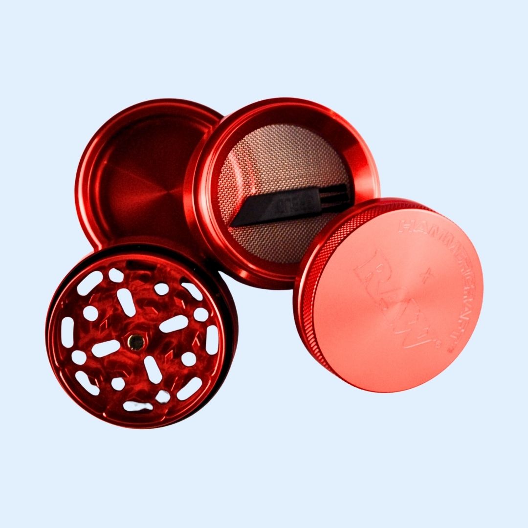 Detailaufnahme RAW x Hammercraft Grinder Red – CNC‑gefräste Mahl‑Zähne und magnetischer Deckel für saubere Verarbeitung