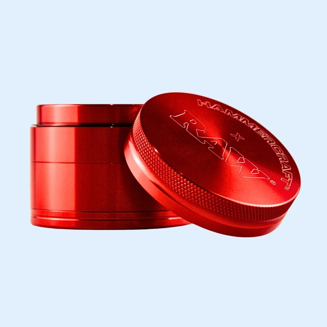 Aufgeöffneter RAW x Hammercraft Grinder Red – Einblick in Mahlkammer, Sieb und Pollenfach für maximalen Ertrag