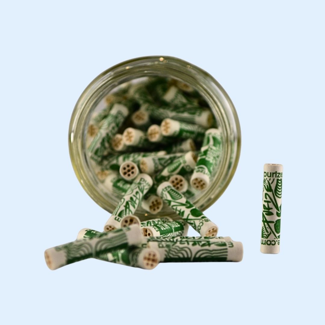 Style‑Shot: Glasbehälter mit 111 PURIZE Aktivkohlefiltern im SuperSlim Format – ideal für dein Rolling Tray Setup